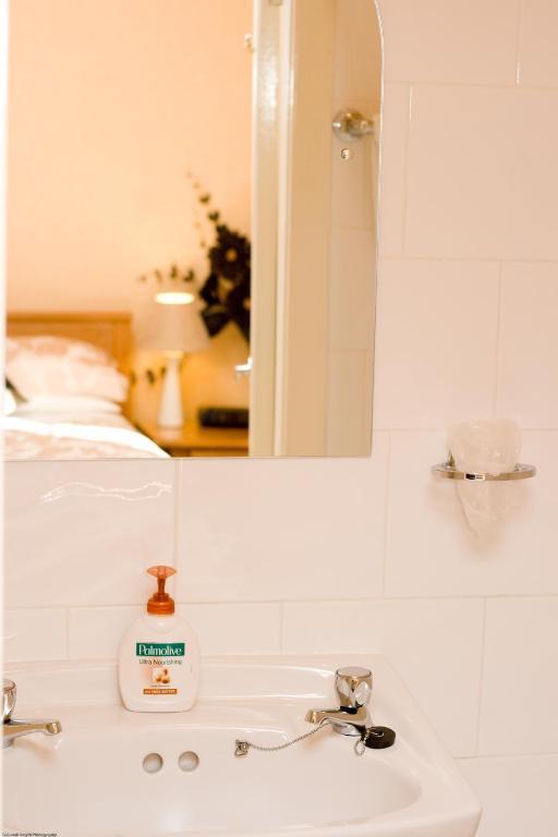 Pinfold Guest House Brighouse Room photo